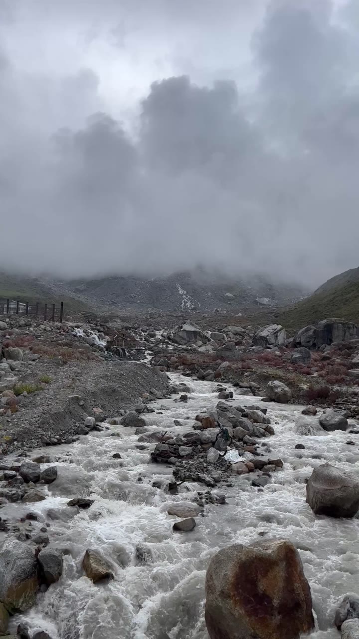 云雾中的山间溪流